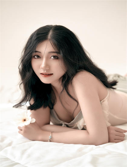 女孩们的周末服装道具解构解析：时代还原与细节设计评价